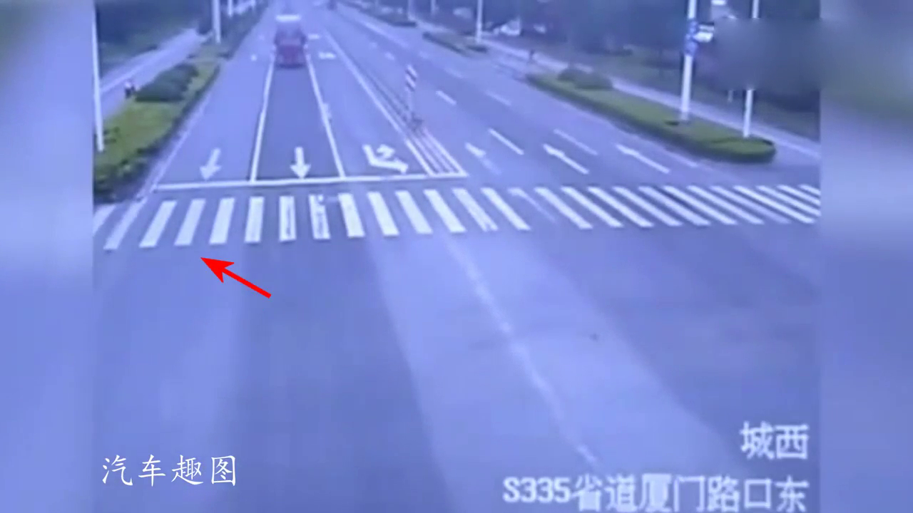 为救下闯红灯的电动车，大货车选择翻车，却收到这样的结局！