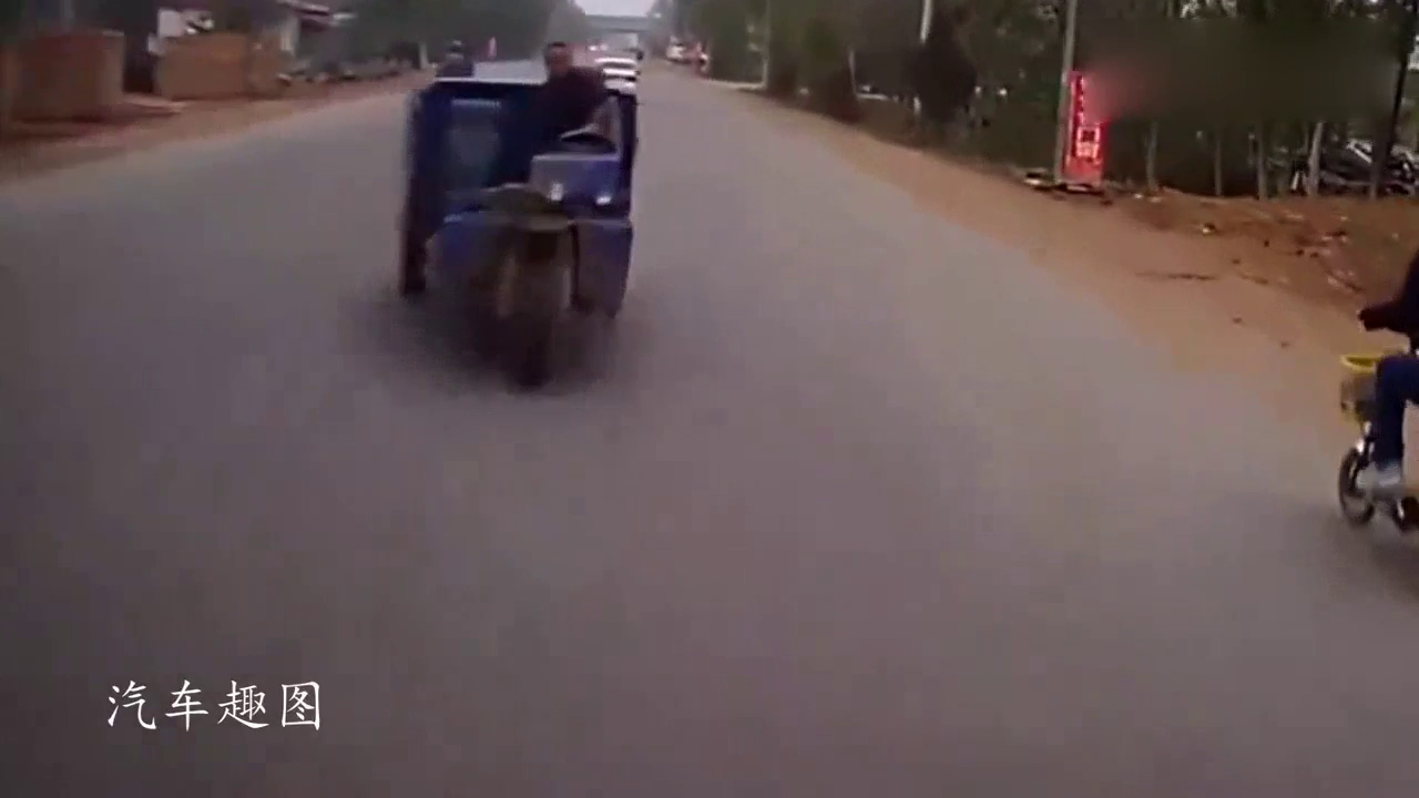 为保住电动车司机一命，视频车硬着头皮撞上了三轮车！