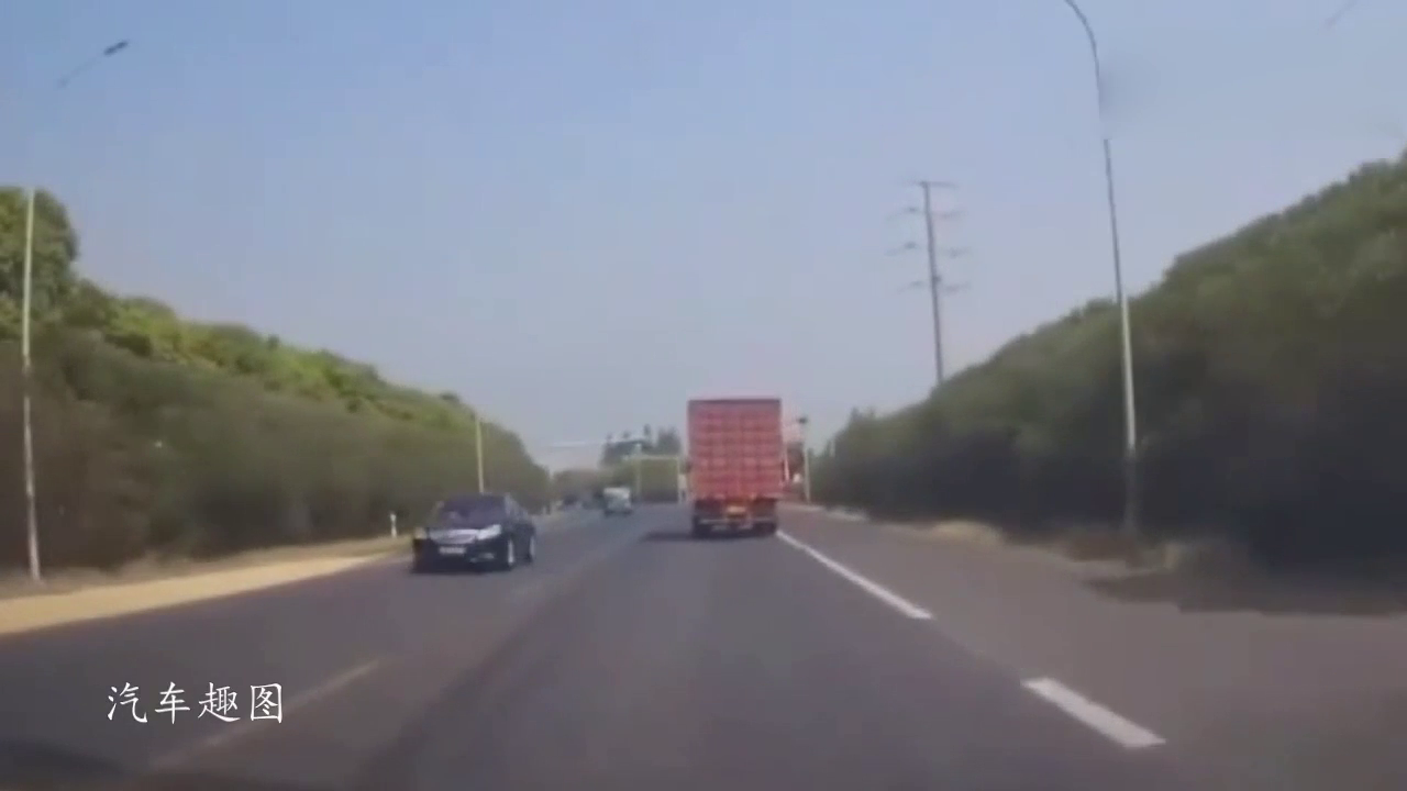 为救下这辆闯红灯电动车司机性命，接下来大货车已经崩溃！