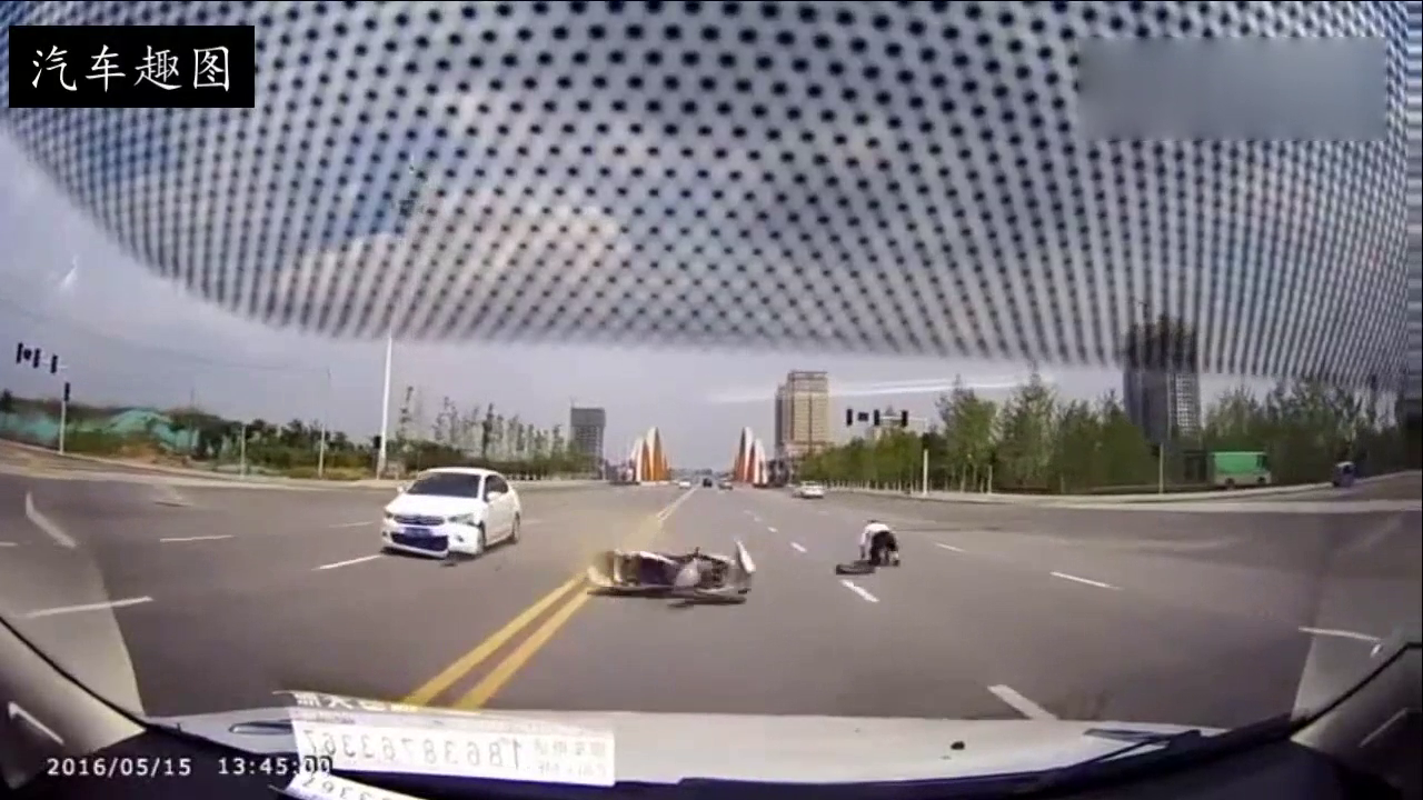 电动车司机闭着眼往前开，接下来一幕真怪不了白色轿车！