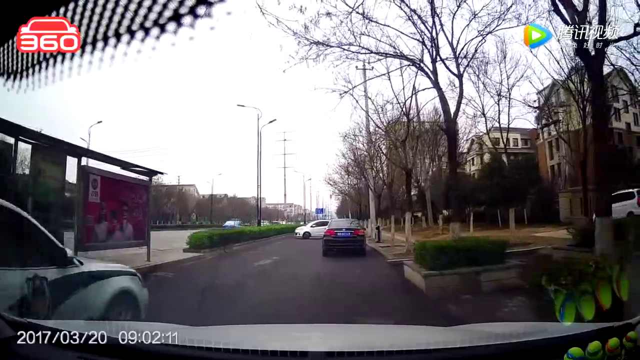 电动车怼上了警车，这滋味不好受吧！