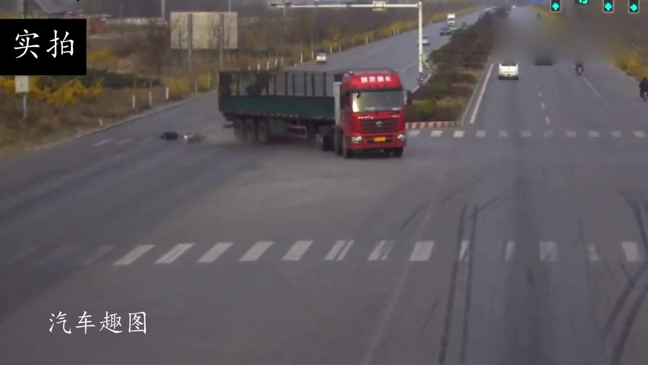 电动车早已经看到了大货车，可却还是选择了闯红灯，结果
