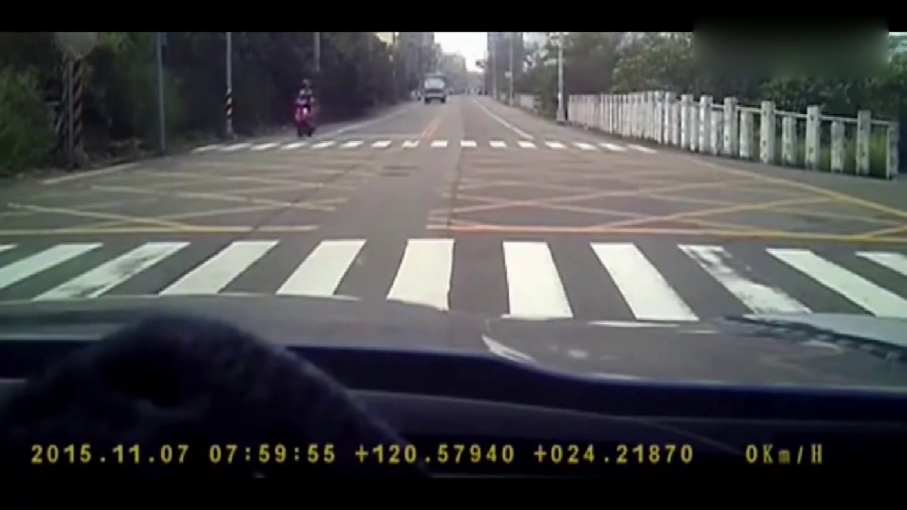 骑电动车女神转弯都没回头，无情大挂车瞬间压过去