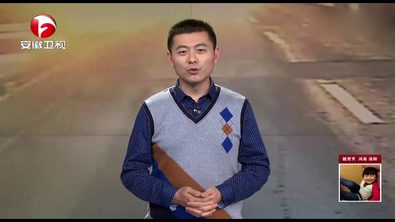 路面湿滑老人骑电动车不慎滑倒，好心公交车司机伸出援手