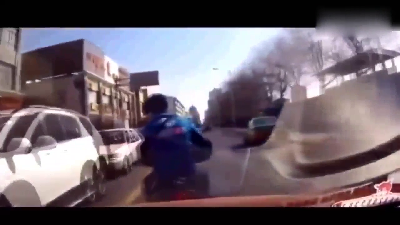 电动车一直堵在轿车前面慢悠悠的骑，老司机直接把它撞飞