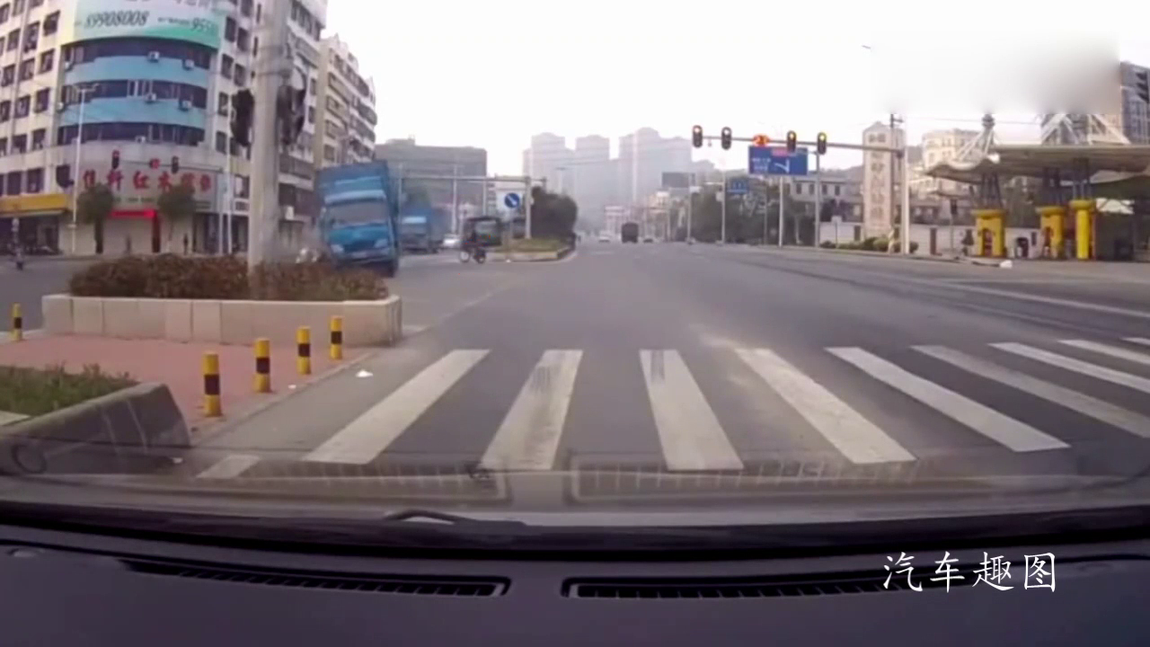 飞速闯红灯的电动车，接下来一幕大货车司机真的尽力了！