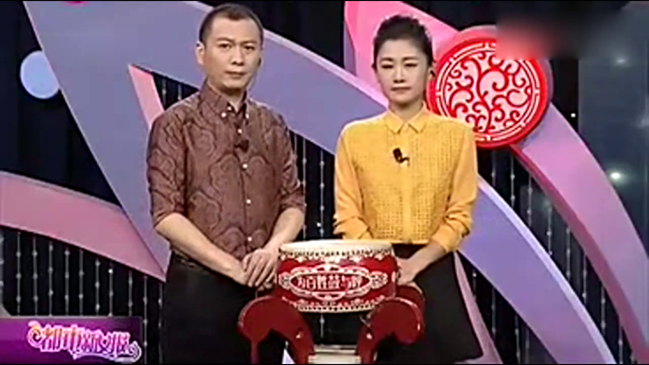 面包车司机酒后开车，速度太快直接撞上了电动车