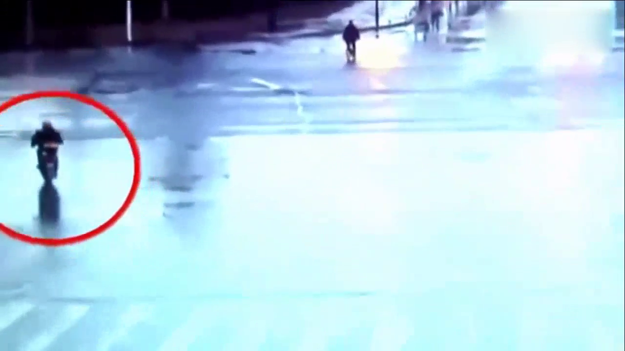 闯红灯的电动车让人没想到，接下来会遭到两辆轿车如此对待！