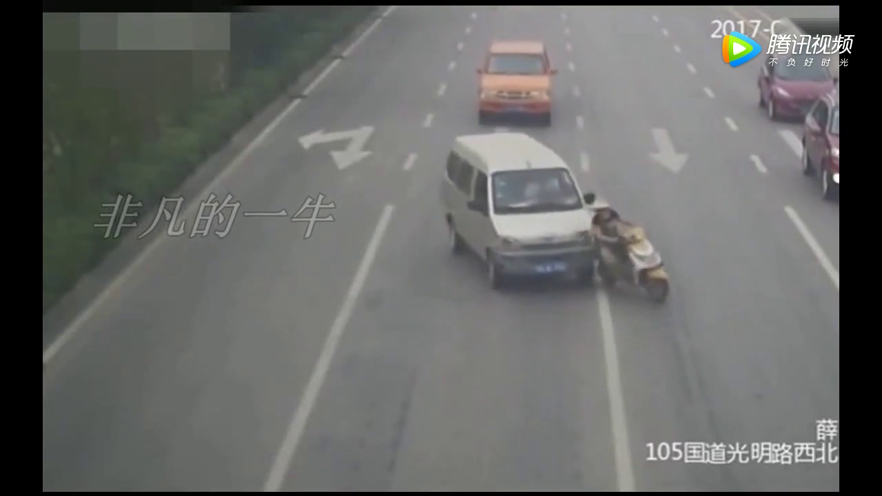 大姐骑电动车连跨3车道，昧着良心冲过去，拍下她人生最后3秒