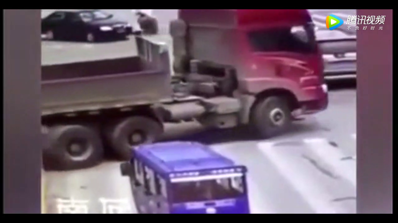 女孩骑着电动车刚过马路，监控拍下令路人揪心一幕