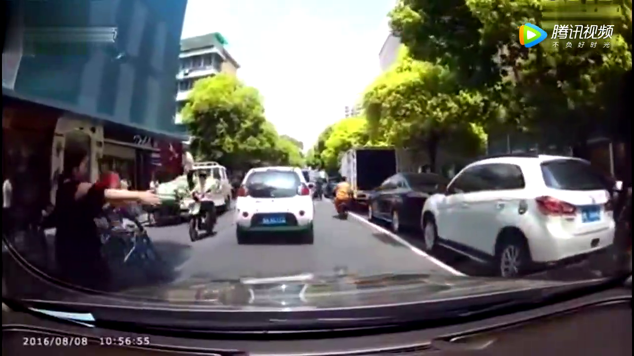 女老板推着拖车见缝就钻，不慎撞上电动车，记录仪拍令人尴尬瞬间