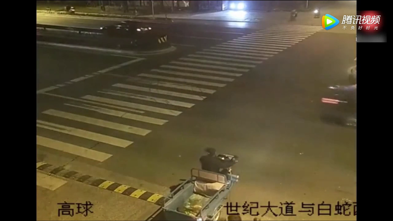 明明看见轿车，嚣张电动车非要抢道，结果让他后悔不已