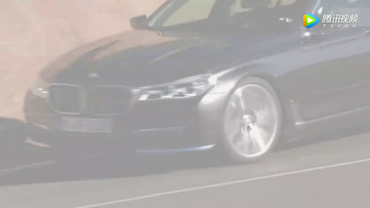 200万的7系宝马被弃停车场，工作人员：想开走先交2万停车费！