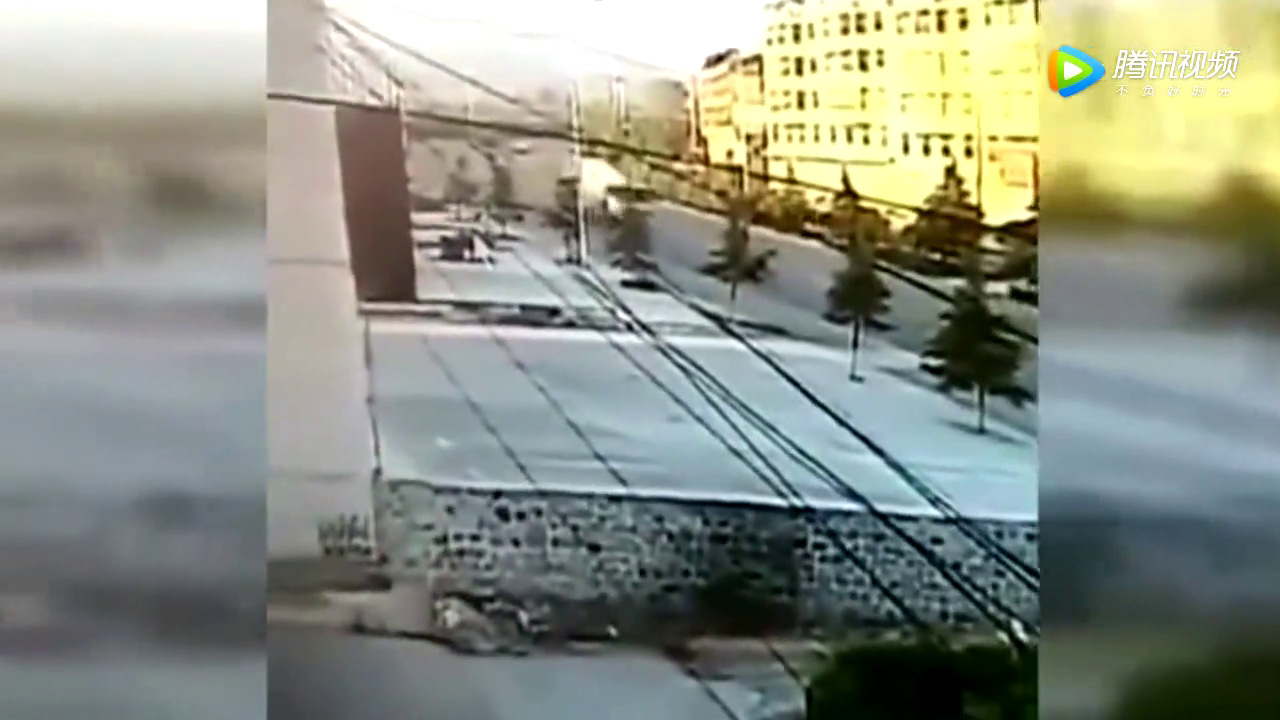 大货车急刹大漂移，也没能挽救横穿的电动车