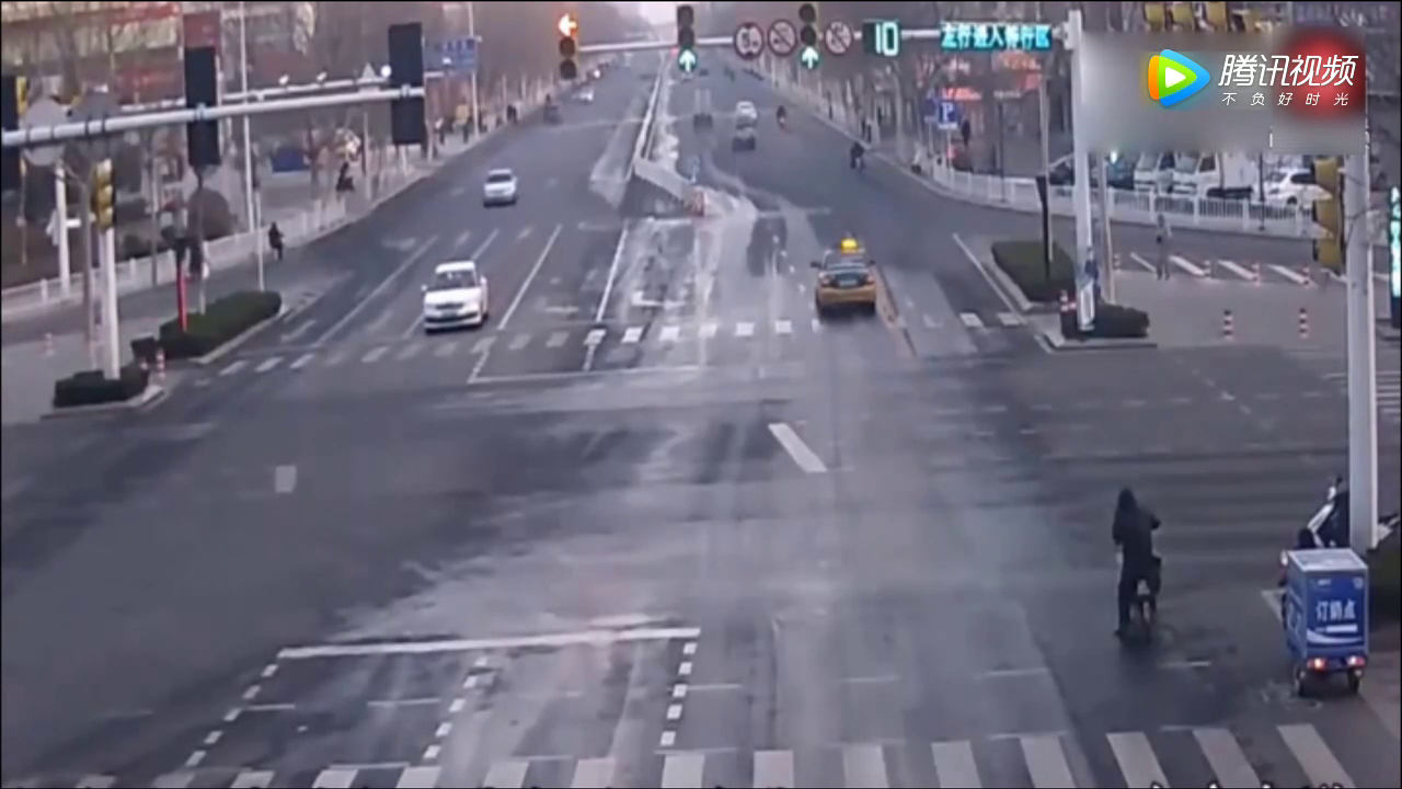 监控实拍：电动车闯红灯被撞飞，接下来的发生的太让人愤怒