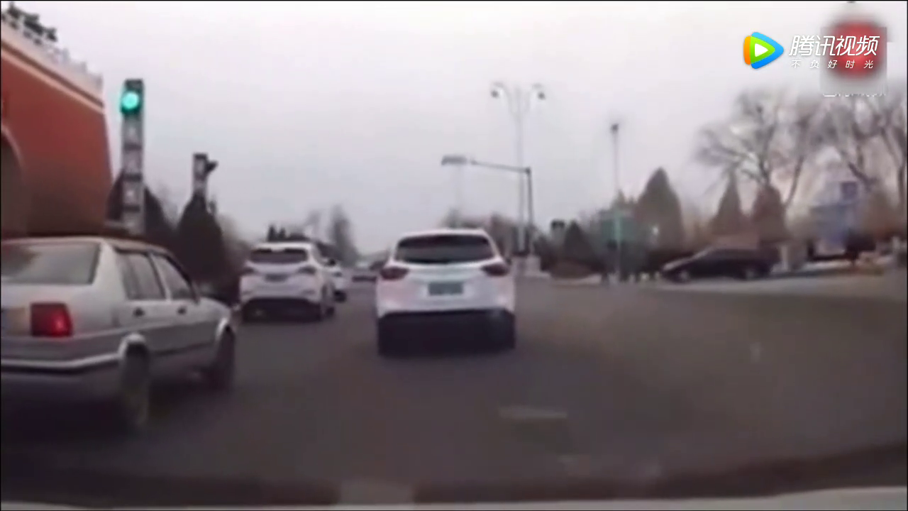 监控实拍：十个电动车闯红灯被撞瞬间，太惨了！