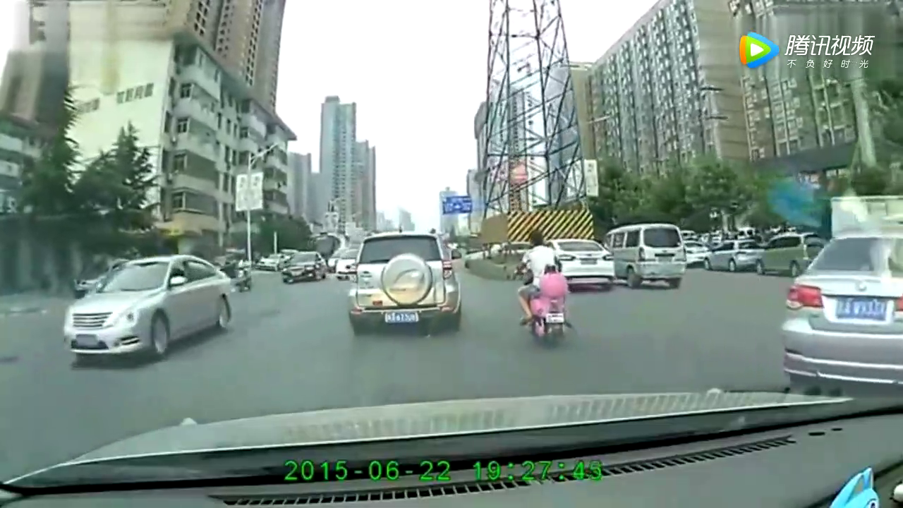 小情侣在电动车上狂秀恩爱，记录仪拍下作死一幕