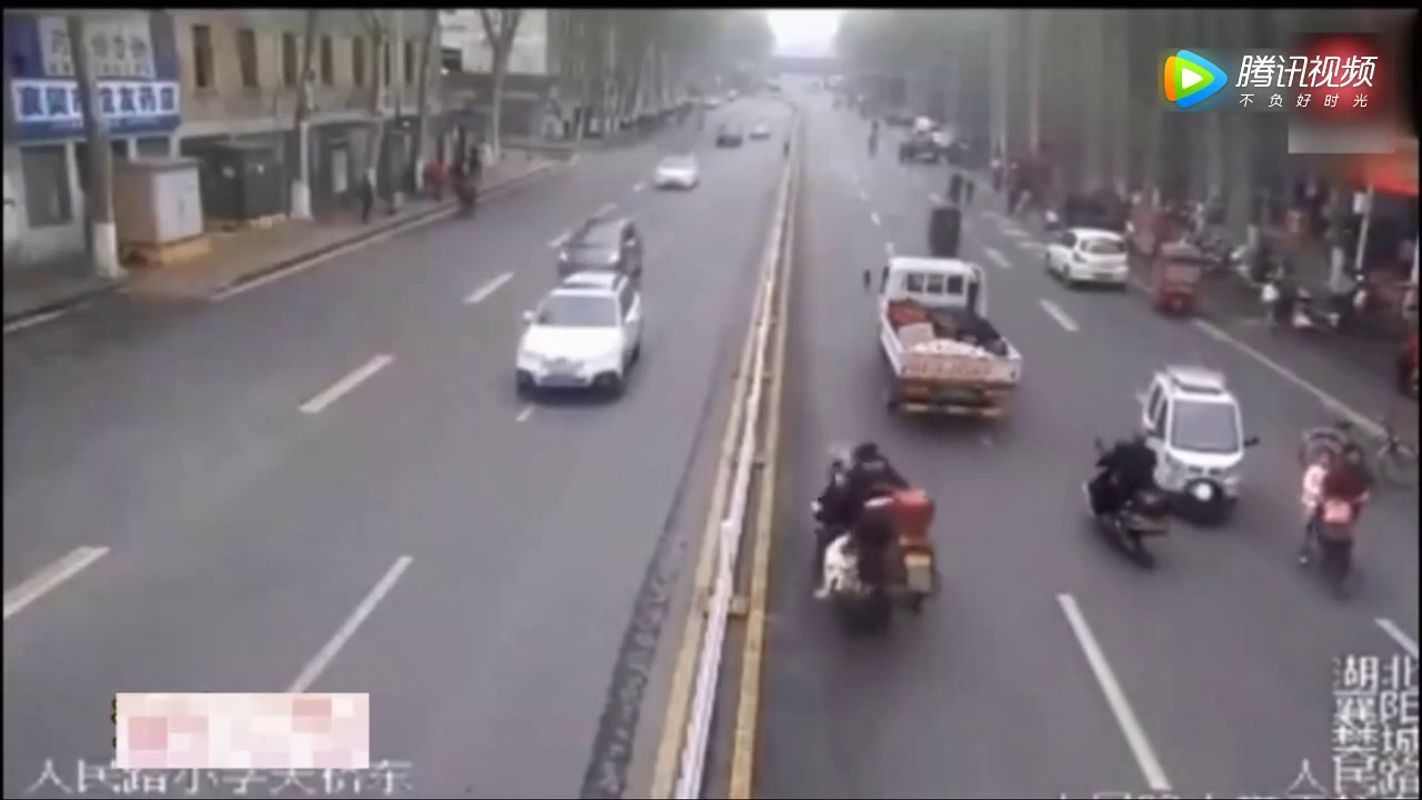 太惨了！载人电动车任意在马路穿插，结果两人被撞飞