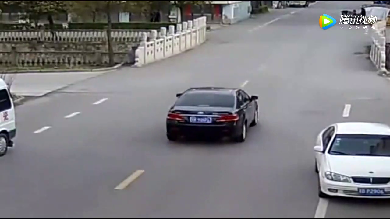 岔路口电动车直接把轿车给撞疯了