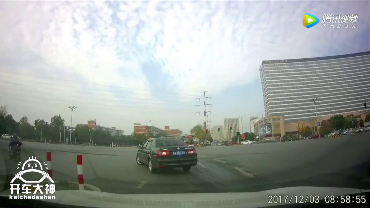 电动车闯红灯事故频生，路上处处都是坑！