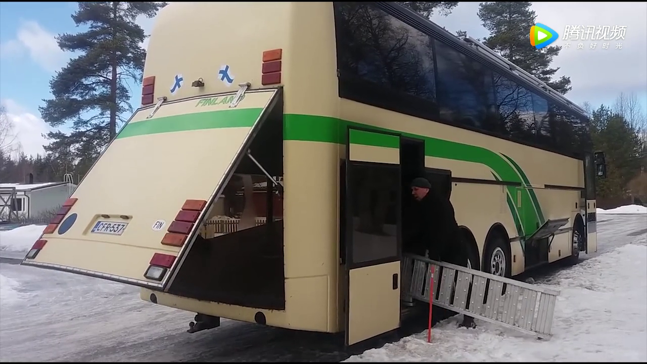打开后备箱的瞬间才知道，什么是超级客车！