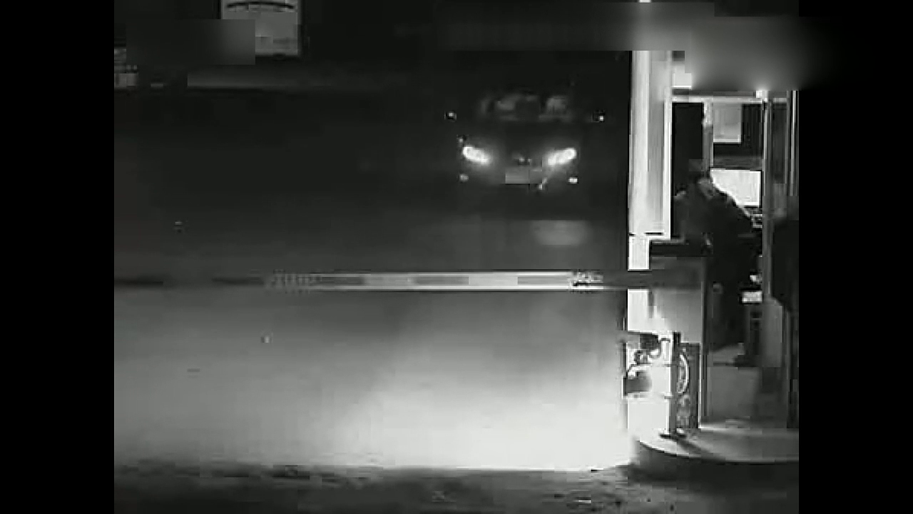 为逃停车费看女司机如何扮鬼，吓跑收费员