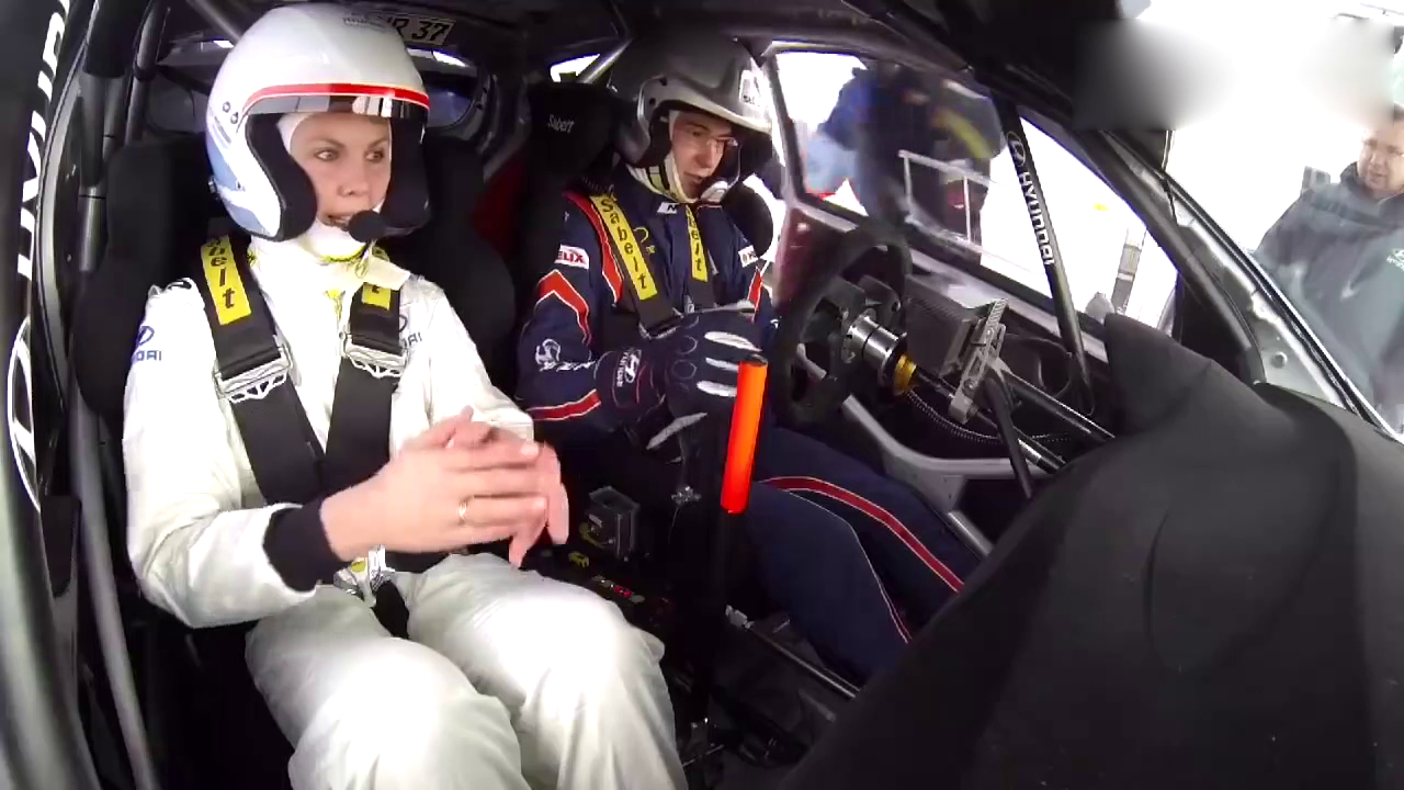 坐过过山车的人才能感受WRC拉力赛到底有多刺激，妹子亮了！