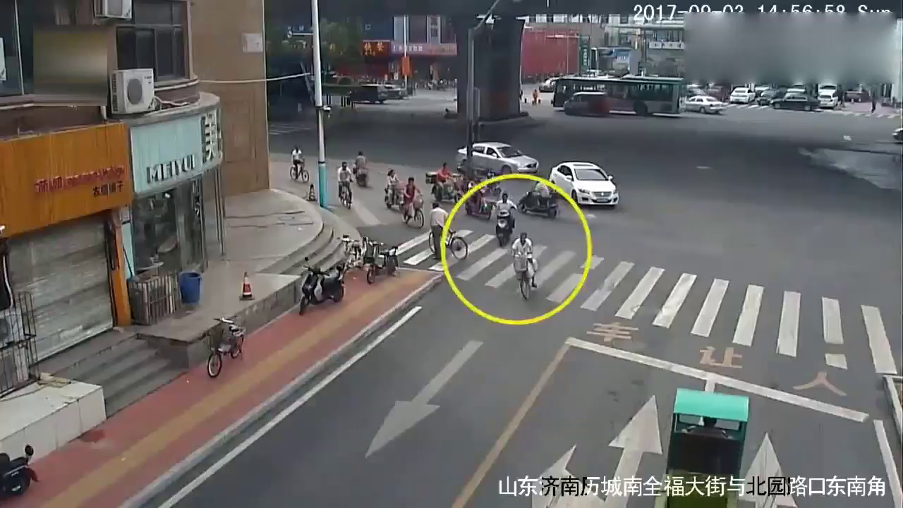 小伙骑电动车撞人后逃逸，可怜大妈在后面追了一路！