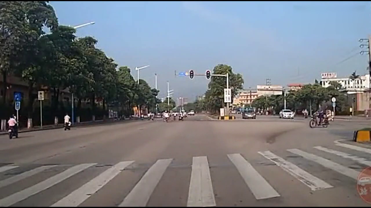 出租车见缝就钻，被铲车把后轮铲离地了