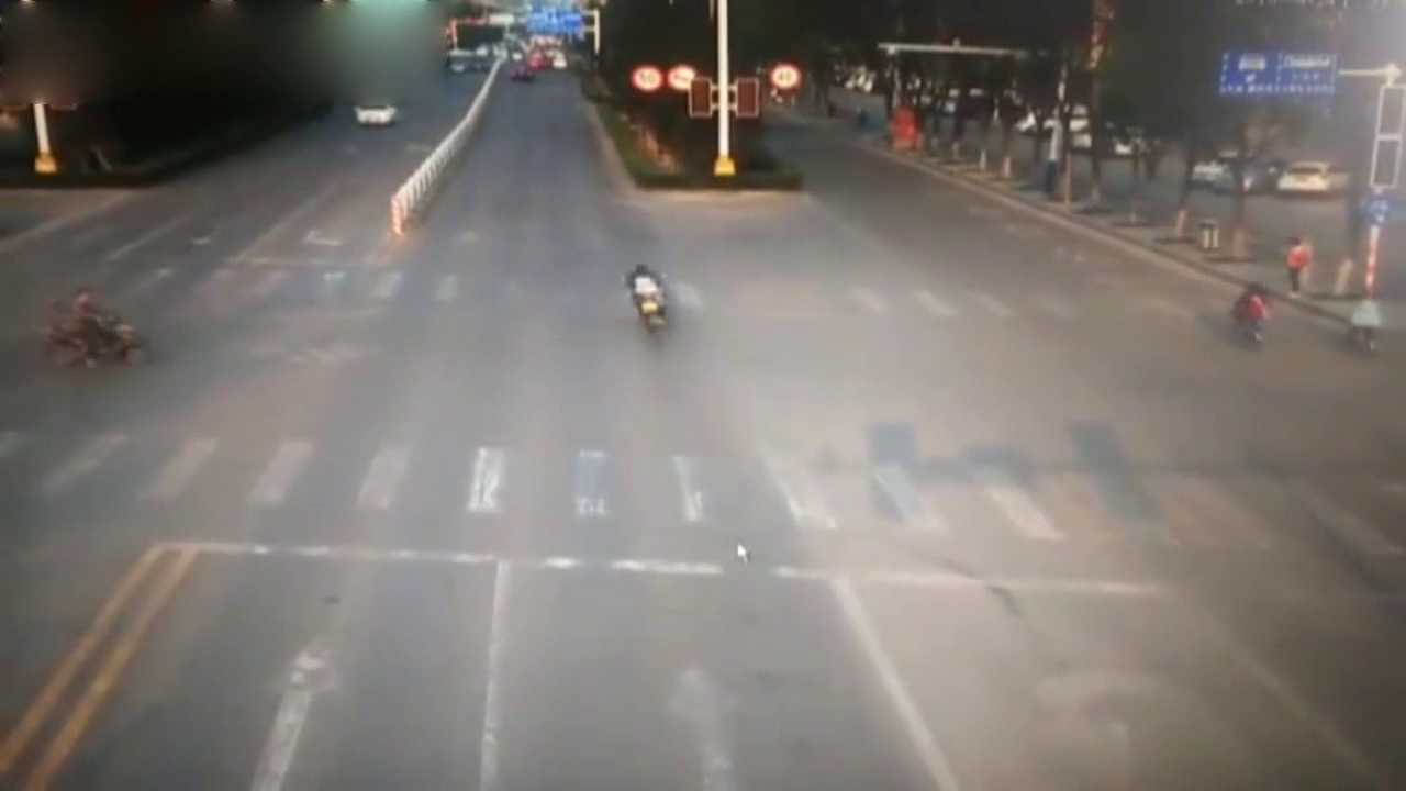 4人出行3条人命消失前1秒惊险瞬间 摩托车电动车惨烈碰撞 ！