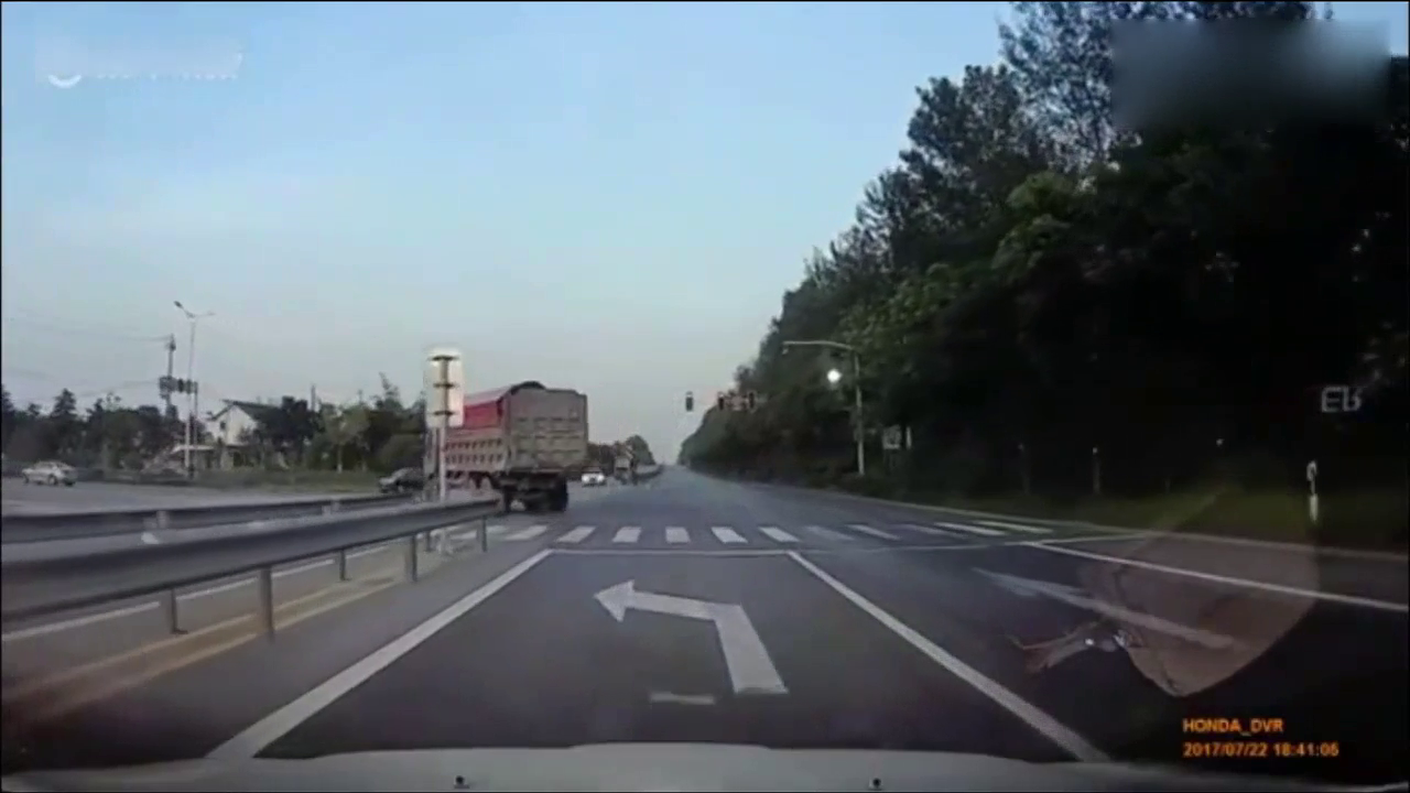 任性电动车闯红灯，没想到被五菱神车撞飞