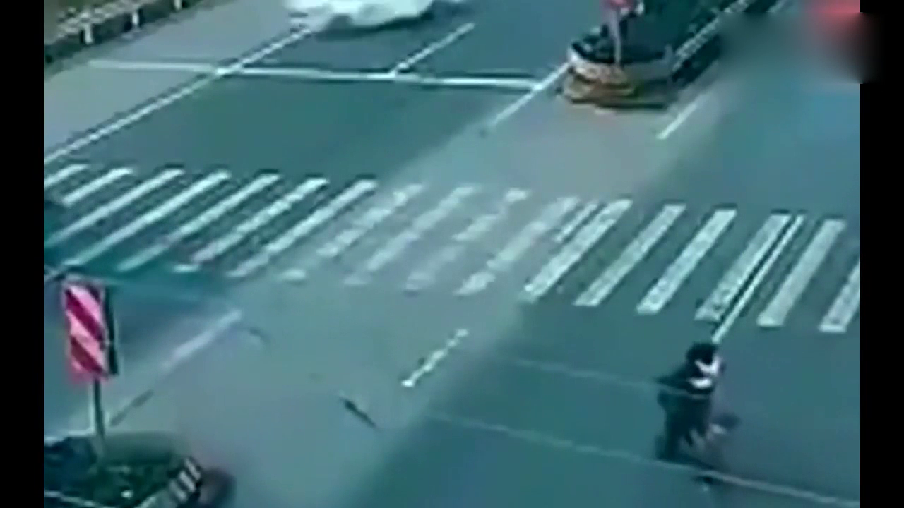 大货车都停下来了，不怕死的电动车女司机还往上冲