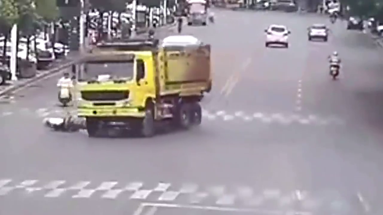 渣土车司机拼了老命，才救下电动车小伙，监控拍下惊险的3秒