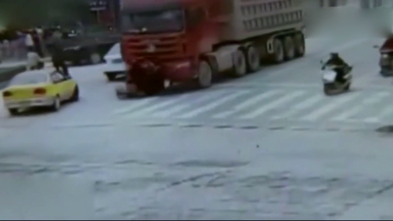 三名女子骑电动车和渣土车抢道，监控拍下这惊险10秒钟！