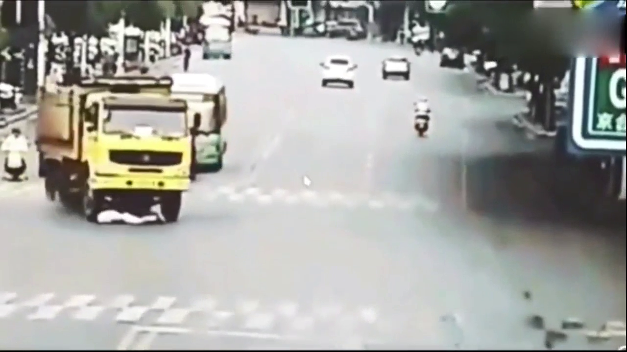 为救闯红灯的电动车，大货车拼命猛踩急刹车，这技术秒杀职业车手