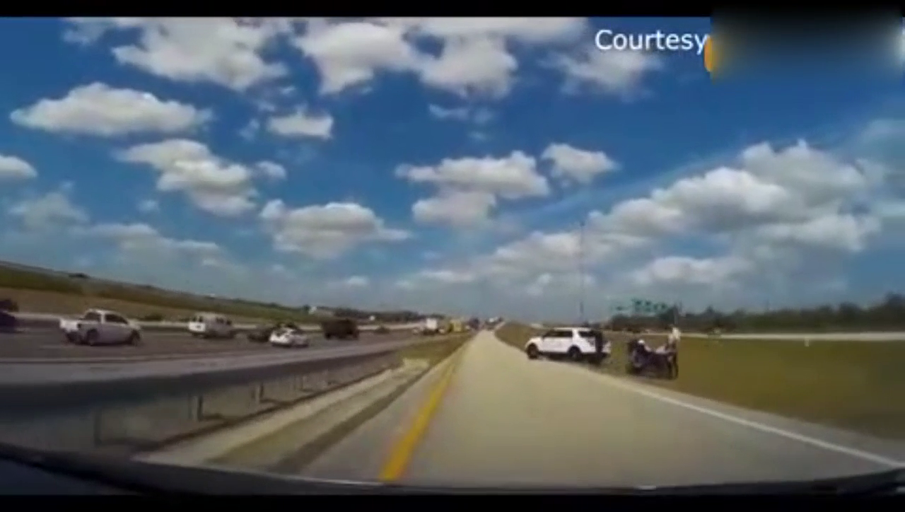 太惊险！SUV突然从草坪蹿出，下坡司机吓懵了