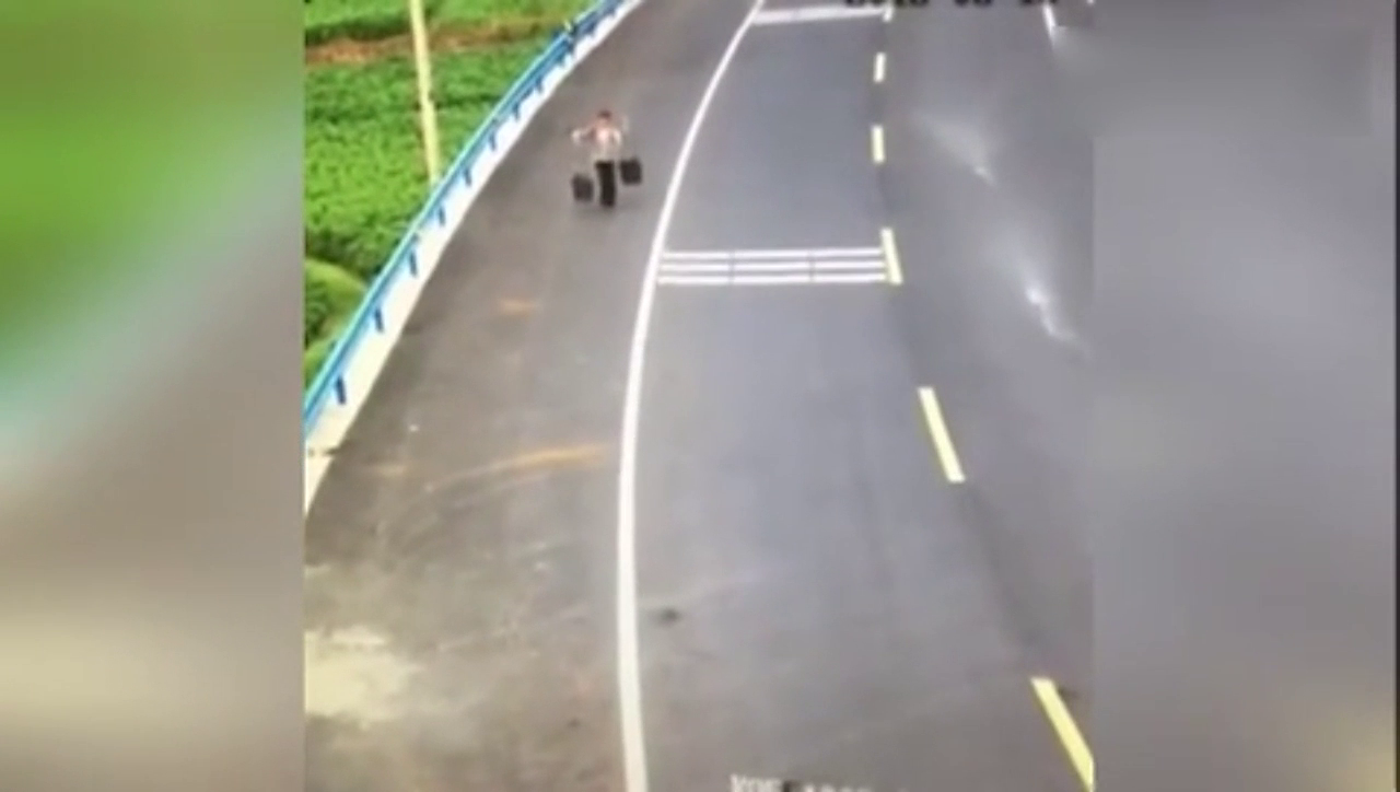 骑电动车的男子不看路，撞翻挑粪的大妈洗了个特别的澡