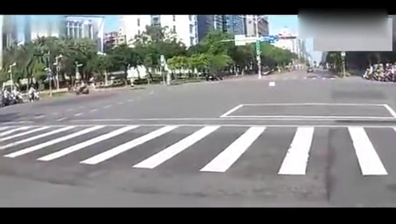 电动车速度过快，在红绿灯路口上撞到另外一部电动车， 太惨了