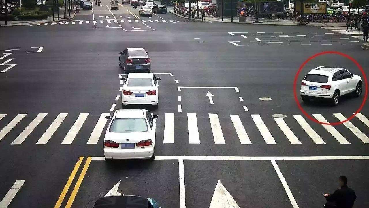 红灯允许右转,为什么还是扣6分?交警:不注意这些3本驾照不够扣