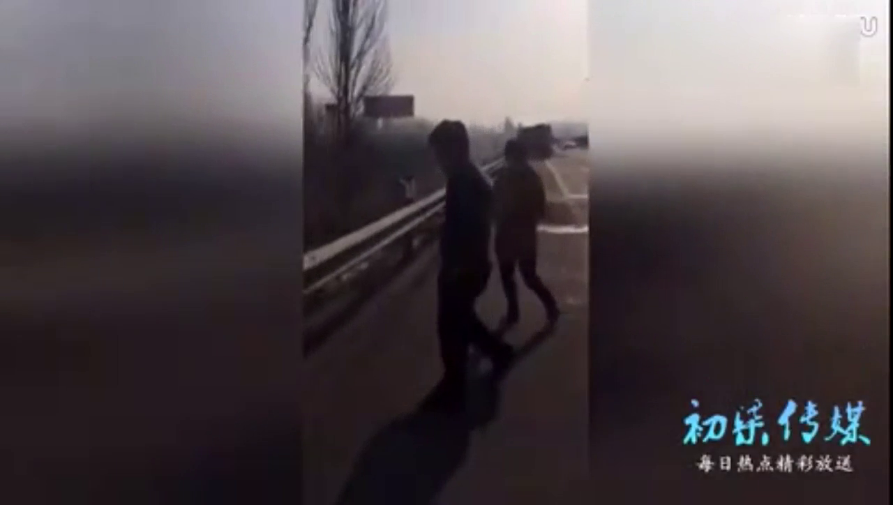 实拍迈腾上高速被削成敞篷车 司机命大毫发无损