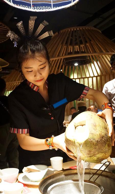 在柳州,为了吃上这家椰妹椰子鸡,多少人跨越整