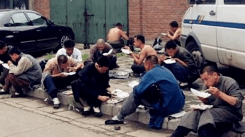 一家五口都做群众演员, 一人一天200元, 天天吃