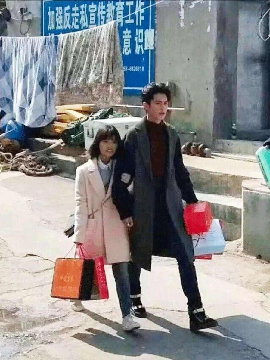 沈月和王鹤棣同框, 简直像是公开处刑, 爸爸带着