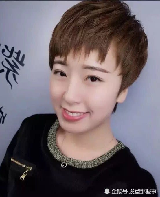 40岁大姐短发这样剪,看着像20岁,自己都不敢相信,太满意了