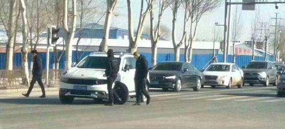 国产领克01撞车断轴，车轮直接脱落，这质量很意外！