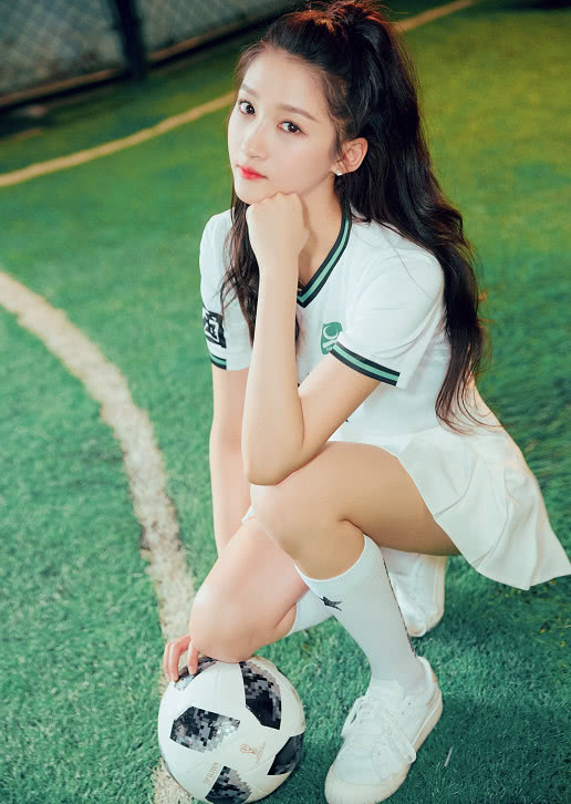 关晓彤一身球衣化身性感足球宝贝,网友:下身设计看得直吞口水
