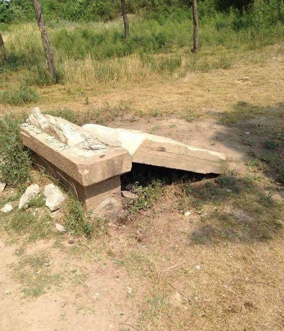 名留千古的民族英雄, 墓碑却长满杂草, 被人涂鸦, 周边尽是大小便