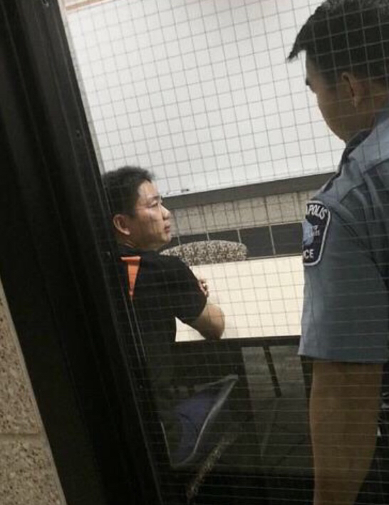 刘强东2张被捕时照片曝光,穿黑色T恤,手上有手