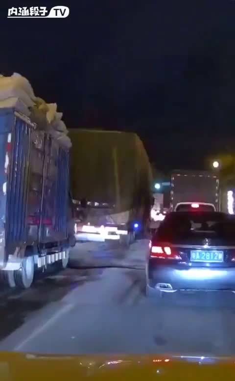 卡车：你激动个啥，我就看看红灯还有多久   