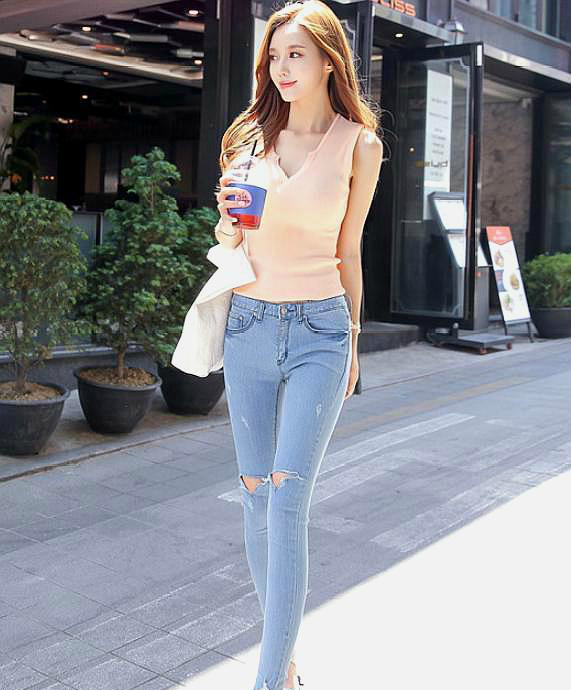 街拍,图一姐姐的豹纹包包很百搭,图三美女楚楚动人